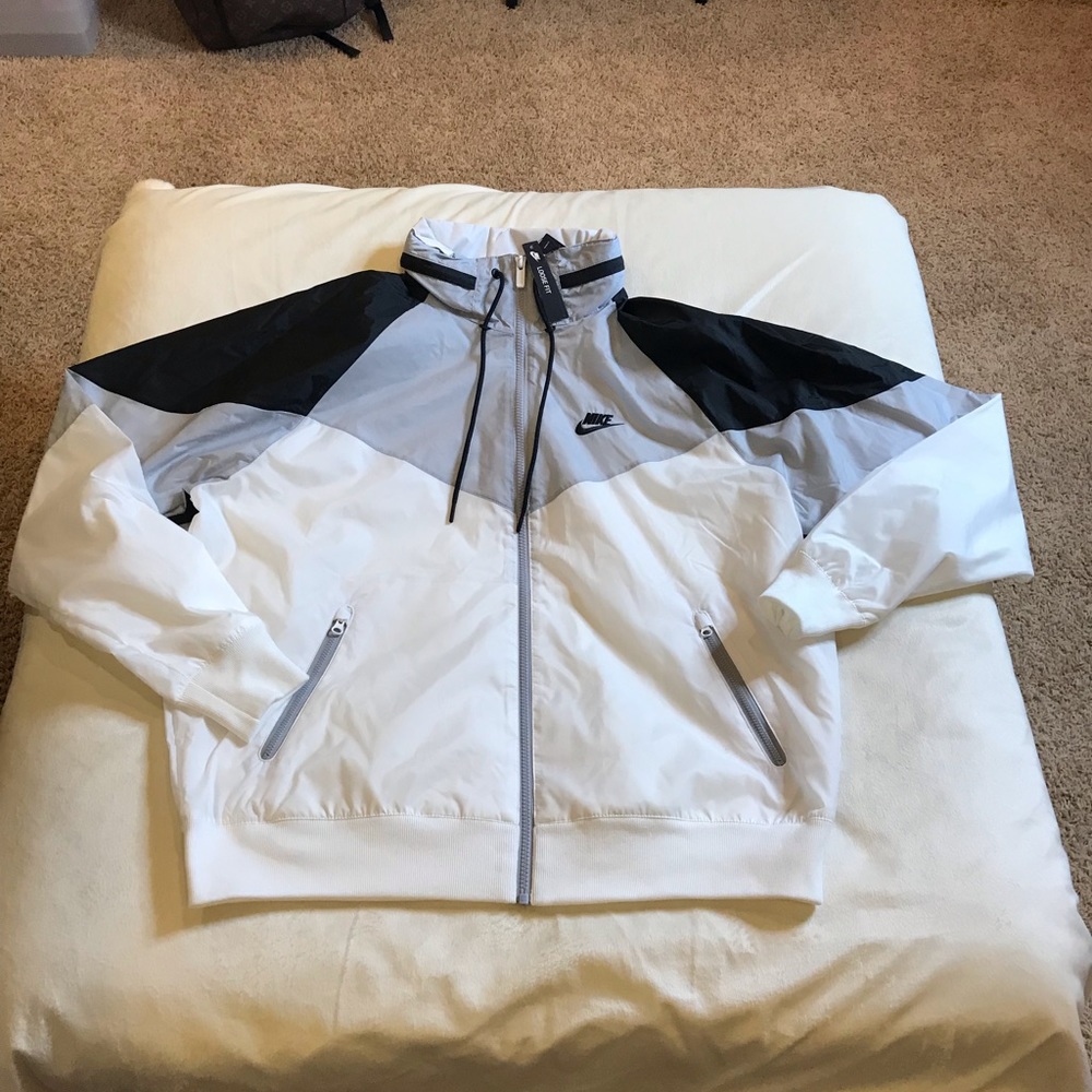 Men’s Nike. Wind breaker water resistance